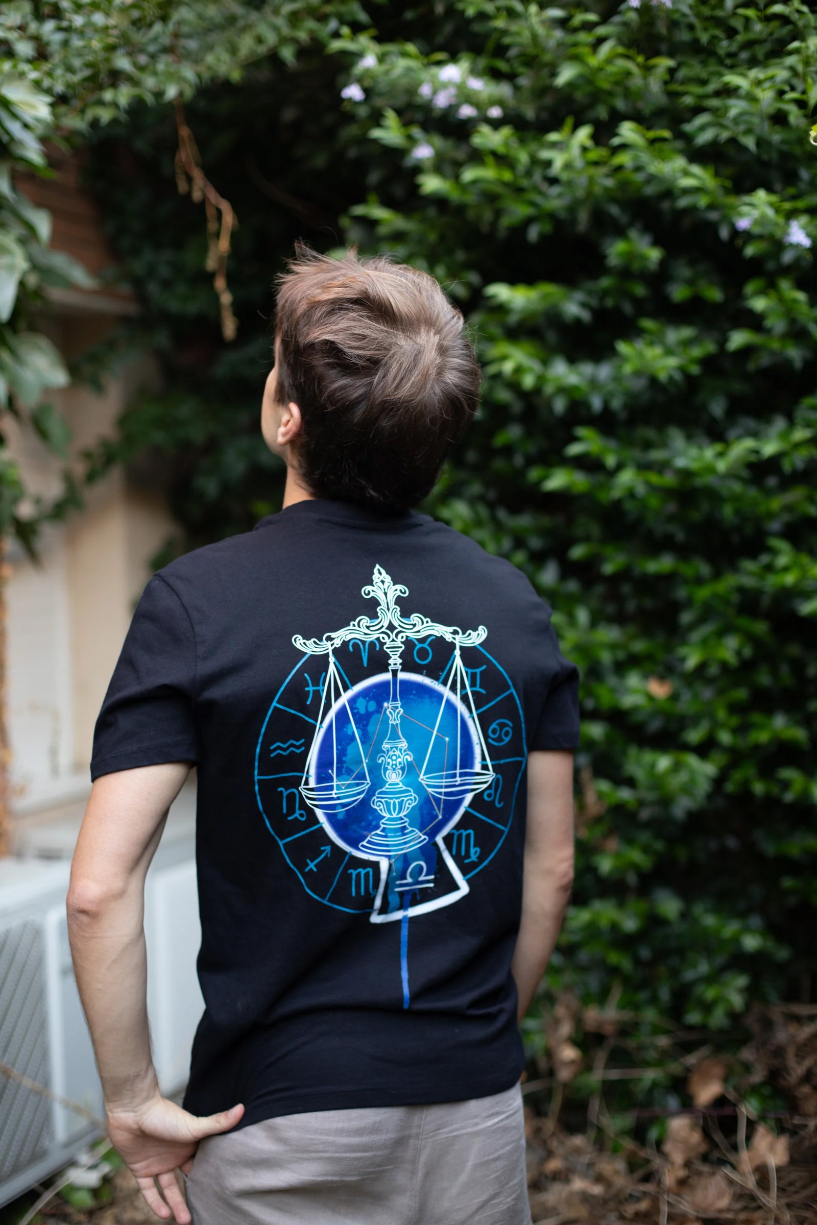 Camiseta Astro Soul con diseño de balanza zodiacal