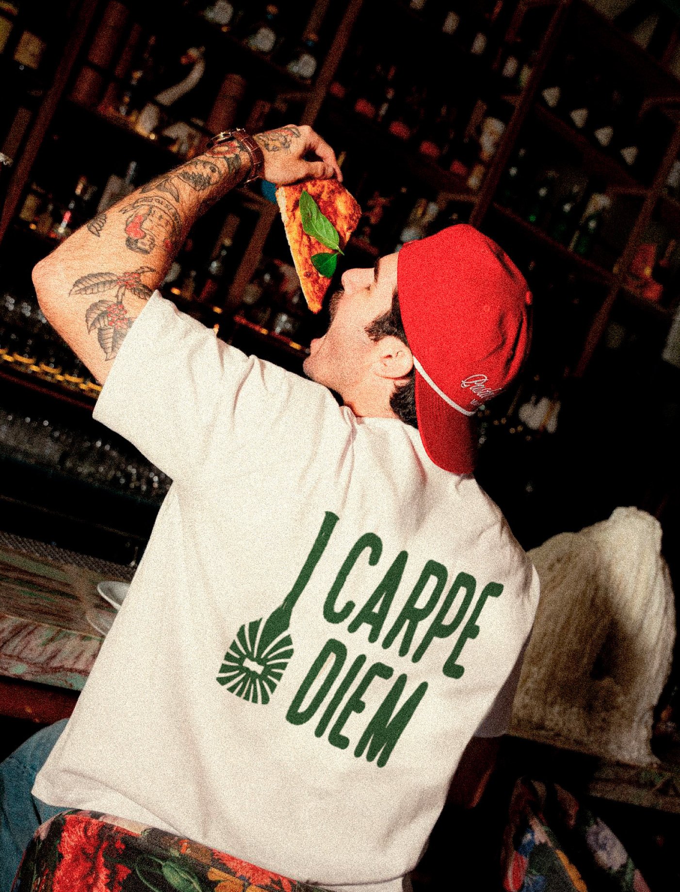 Camiseta Carpe Diem en un ambiente de bar