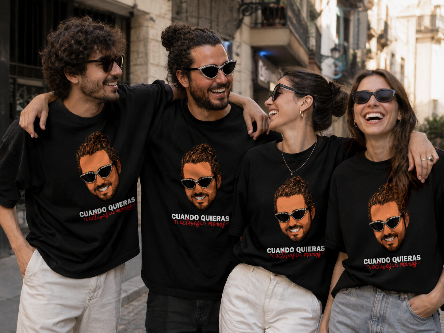 Grupo de amigos con camisetas personalizadas a juego, álbum Amigos