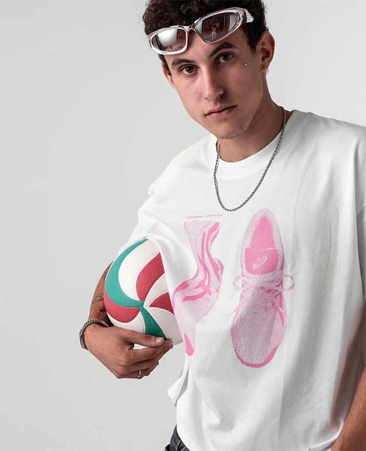 Modelo con camiseta gráfica Outside Originals