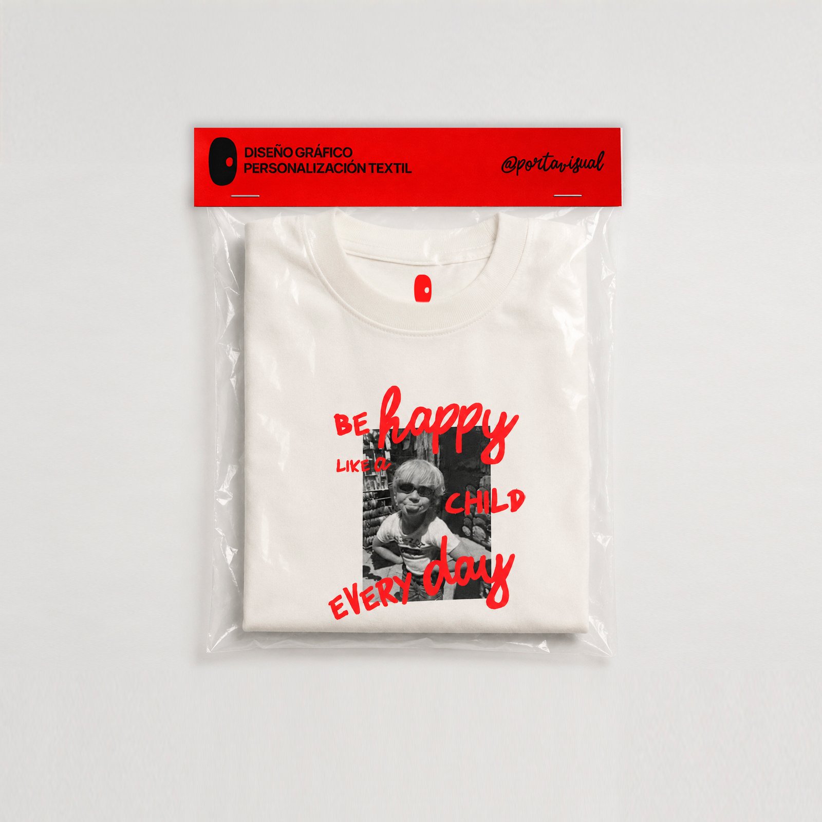 Camiseta doblada en bolsa de packaging especial de la marca Porta